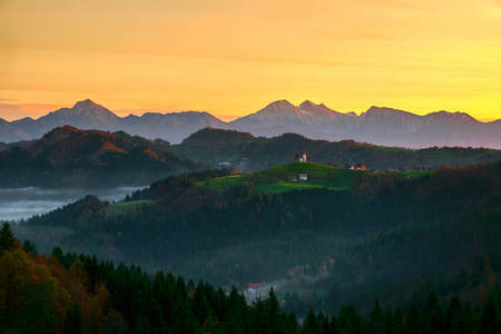 风景如画的斯维蒂托马兹教堂在斯洛文尼亚中部的山顶上。