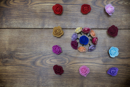 情人节背景。 一组玫瑰放在木制桌子上。顶部有复印空间