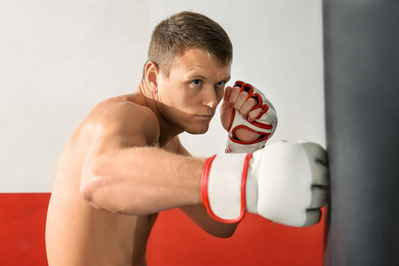 男子拳击训练用拳击袋在健身房