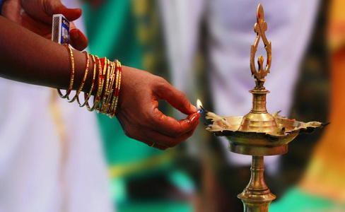 传统的南印度黄铜油灯  nilavilakku .