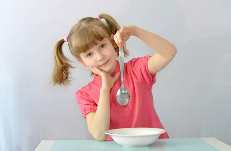 手拿勺子图片