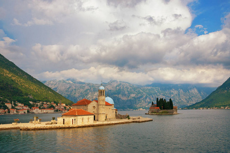 黑山.Kotor 湾和 Perast 镇沿岸两个小岛的景观