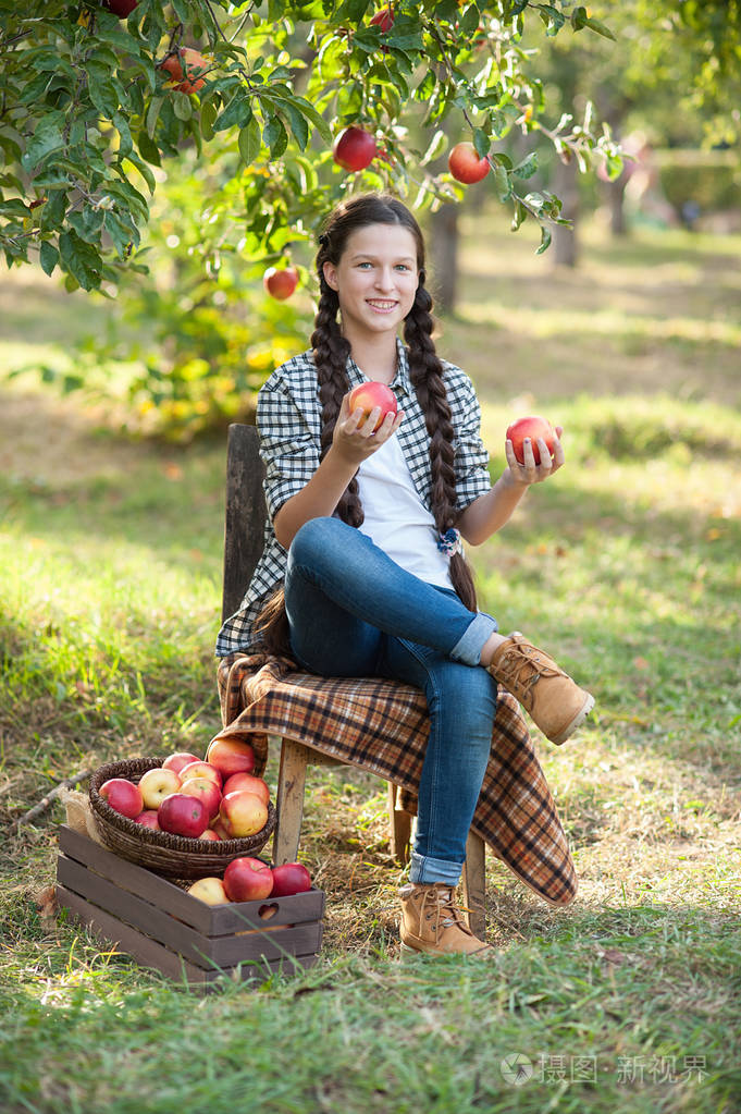 苹果园中的苹果女孩
