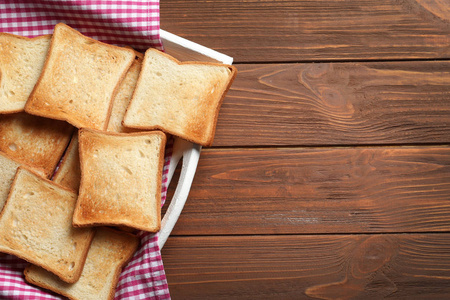 木制桌子上的托盘里有美味的烤面包
