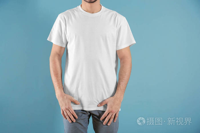 年轻男子在时尚的白色t恤的颜色背景设计样机