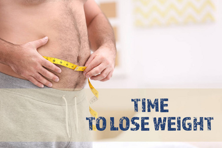 动机引用时间减肥和超重男子测量腰部模糊背景