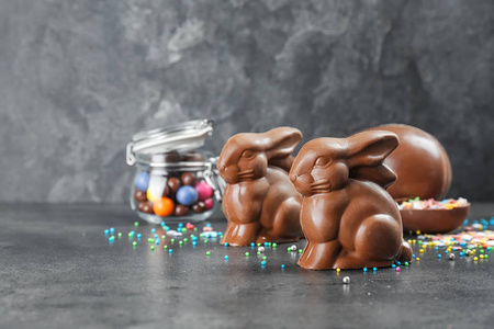 桌上有巧克力复活节兔子和糖果