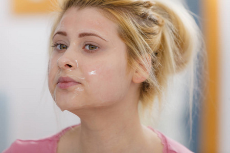 年轻妇女因凝胶面膜在脸上