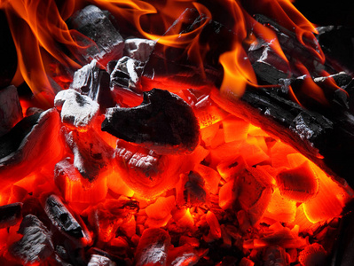火焰燃烧的木炭特写。烧制木炭质地