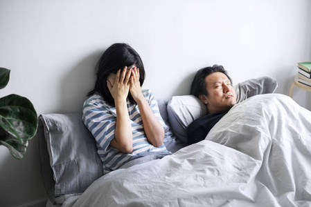 一个不幸婚姻中悲伤的亚洲女人照片