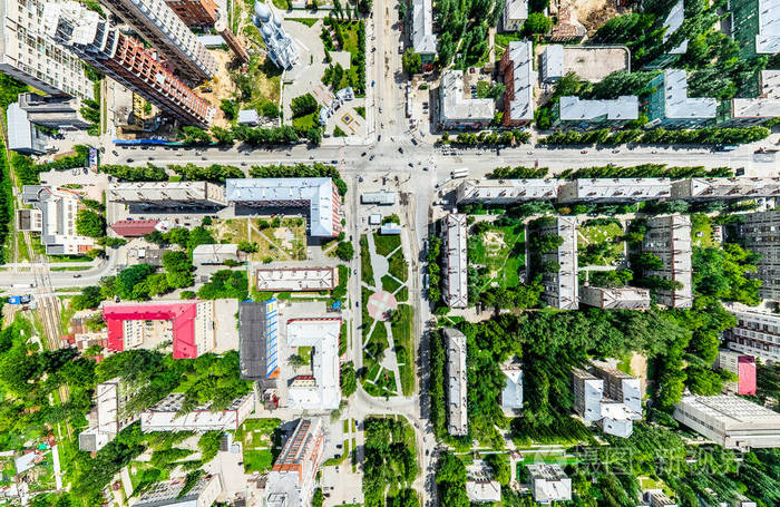 与空中城市景观, 十字路口, 道路, 房屋, 建筑物, 公园及停车场.