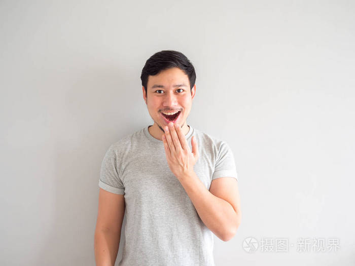 男人用嘴巴呼吸和吹气感到快乐