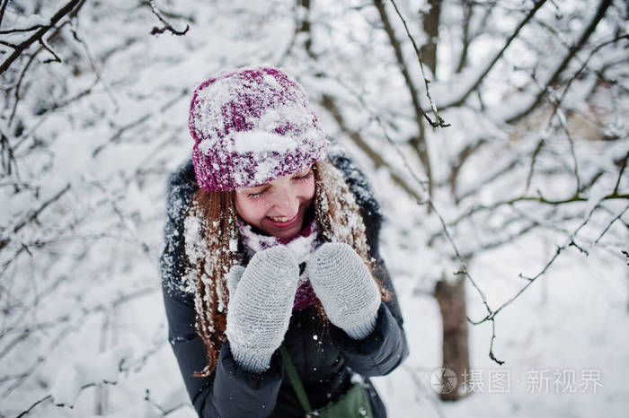 白雪覆盖的冬天雪天的女孩画像照片 正版商用图片119le6 摄图新视界