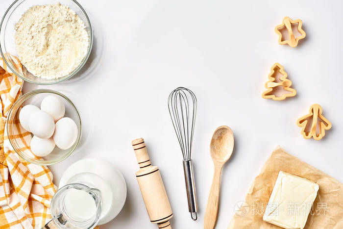 用于烘焙的物品和配料, 在白色背景下的饼干塑料模具.