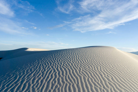 沙漠景观，白色的沙丘，在富有表现力的天空下