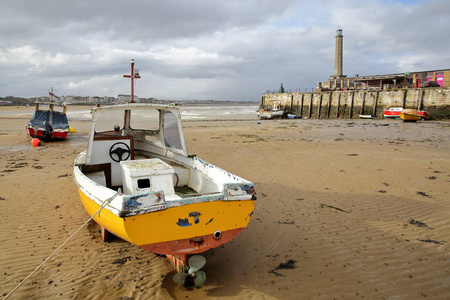 低潮时的海滩，右侧有停泊船和玛格丽特港的手臂，玛格丽特肯特英国
