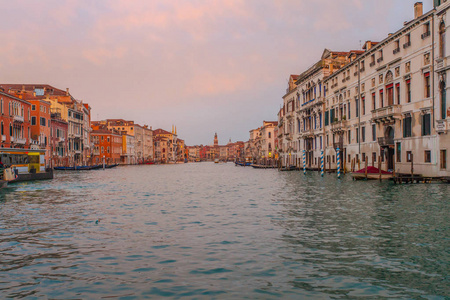 威尼斯运河格兰特在日落泻湖城市冬季旅行欧元