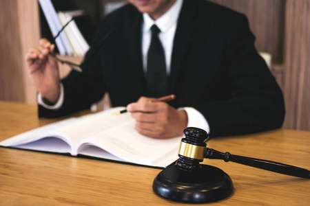 法官槌与正义律师, 生意人在诉讼或律师