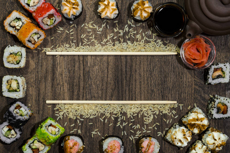 寿司背景。筷子是平行的。姜汁壶和杯