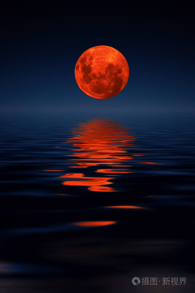 血月映水
