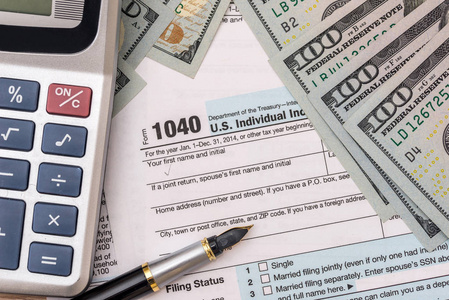 钱税表计算器和笔在桌子上。
