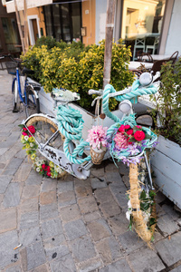 自行车用鲜花装饰