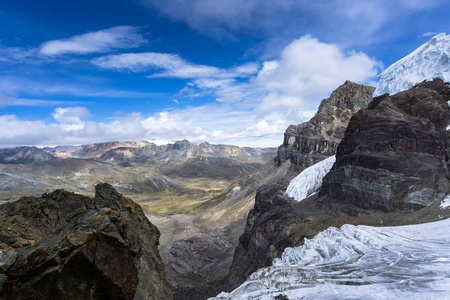 秘鲁安第斯山脉Pastoruri附近的CordilleraBlanca冰川和山脉景观