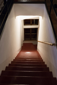 历史建筑中的深色旧楼梯