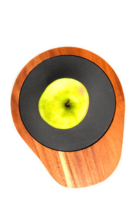 苹果在一个切割板上, 孤立在一个白色的背景