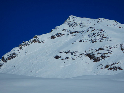 skitouring 在美丽的雪山阿尔卑斯山