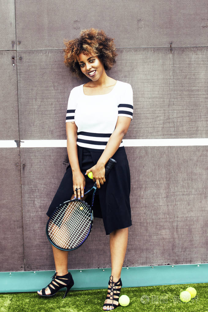 年轻时尚的美国黑人女孩打网球运动健康l