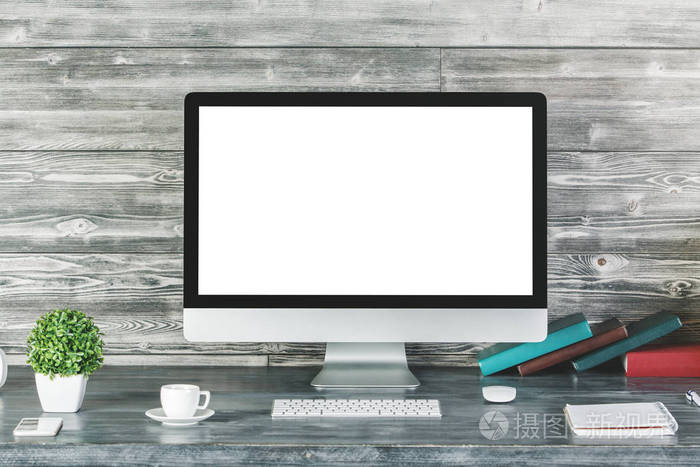 带空白白色计算机的当代桌面