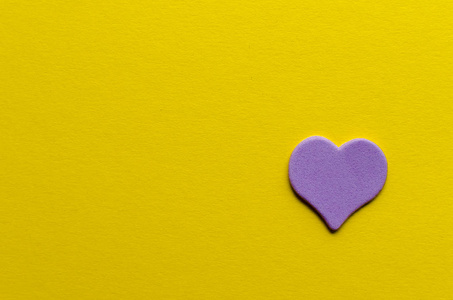 纸紫色的心脏在黄色背景