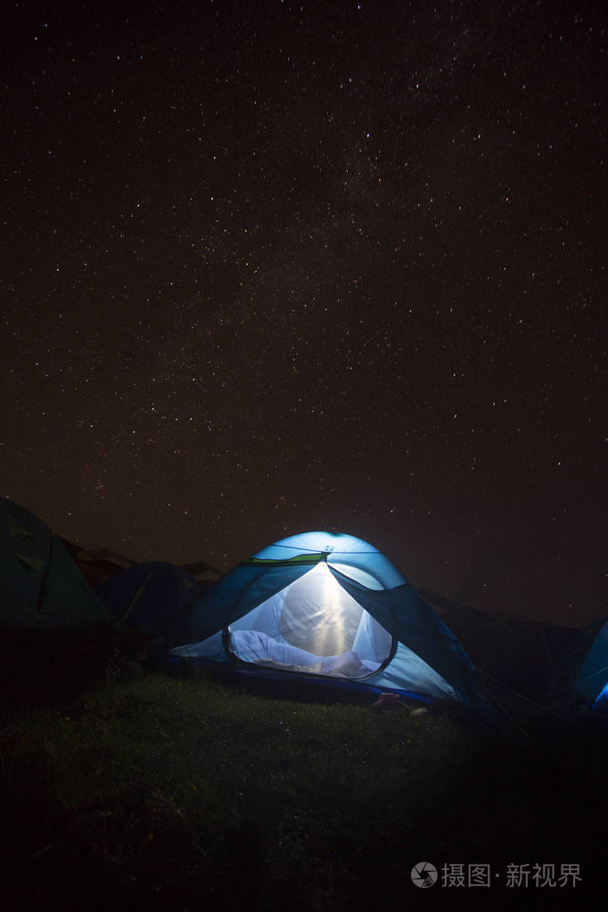星星的夜空和夜晚的帐篷