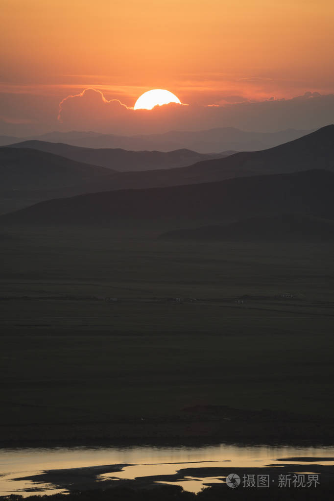 太阳下的山脉和草原