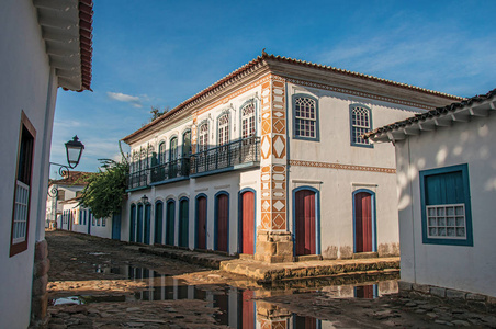 巴西西南部里约热内卢州海岸，一个令人惊叹的历史悠久的小镇，被淹没的鹅卵石街道和日落时的老房子的概况