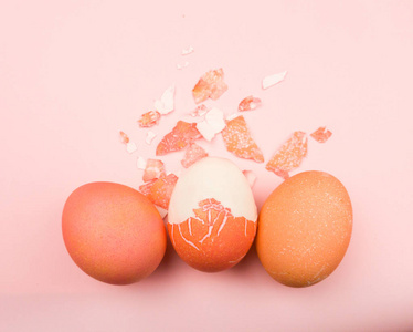 复活节彩蛋壳围绕煮熟的鸡蛋在粉底上。 关闭宏。