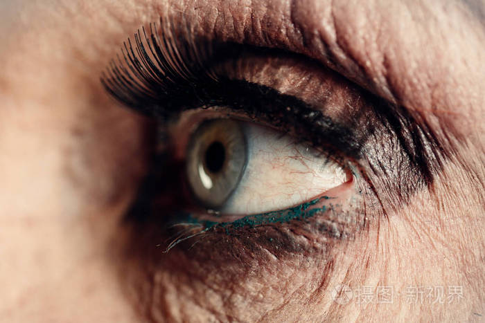睫毛膏和蓝眼睛有皱纹. 年龄相关的化妆. 老年和美丽.