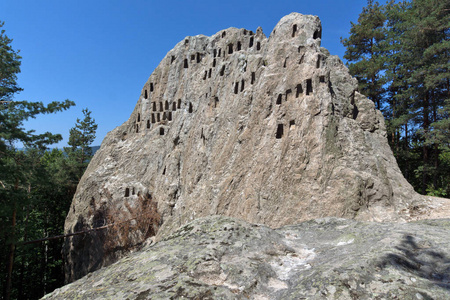 保加利亚阿迪诺卡扎利区附近的古色古香的色拉西亚避难所鹰岩