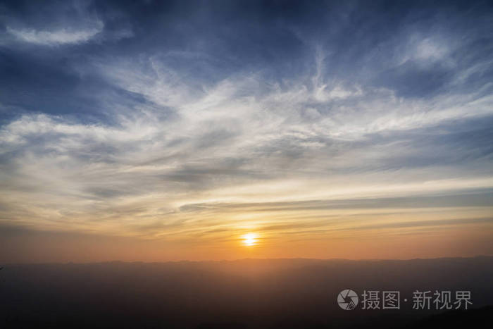 日出五颜六色与多云的天空