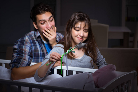 年轻的父母在夜里和新生的婴儿睡不着