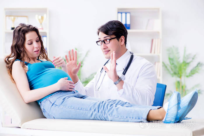 医院检查怀孕女性病人的医生