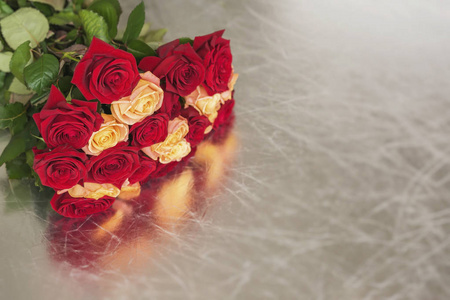 玫瑰花的鲜艳的颜色为心爱的, 象征爱, 浪漫的庆祝活动