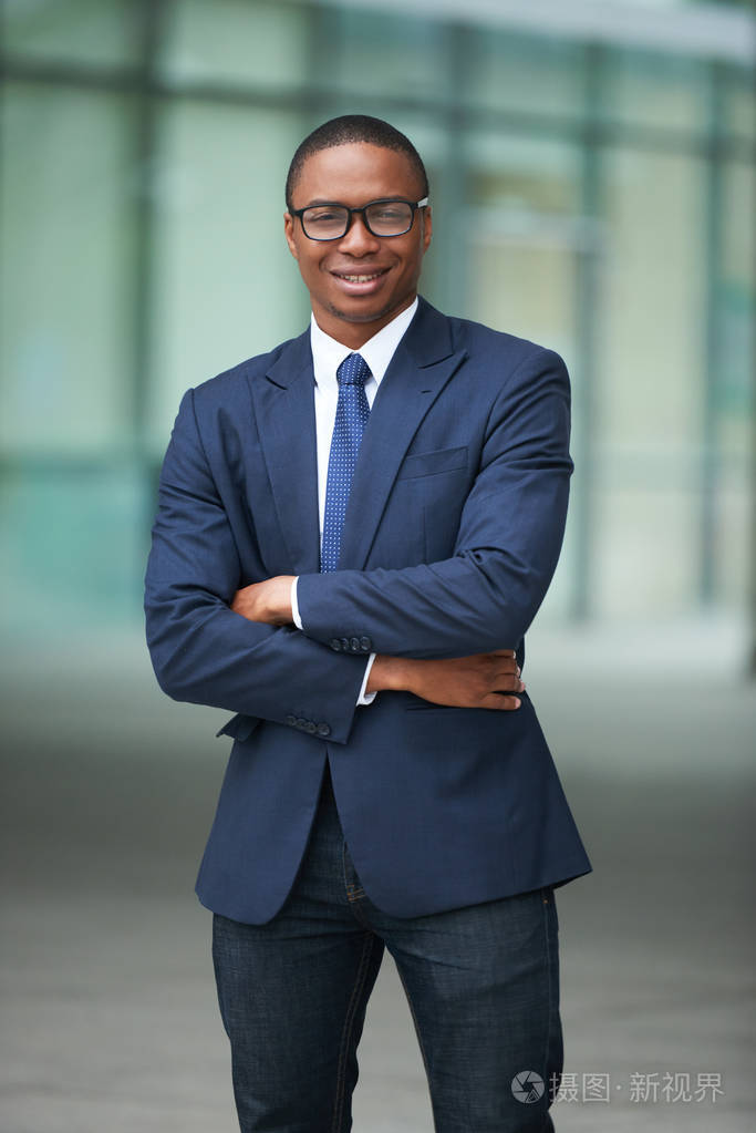 自信微笑的非裔美国商人看着摄像机