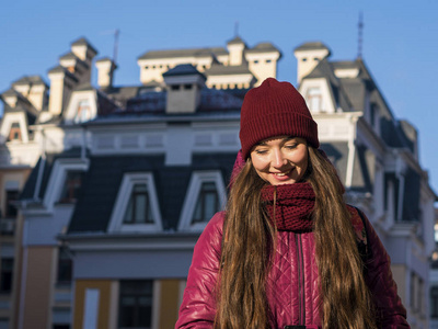 穿着紫色冬季大衣, 帽子和围巾的黑发女孩, 冬天走欧洲街