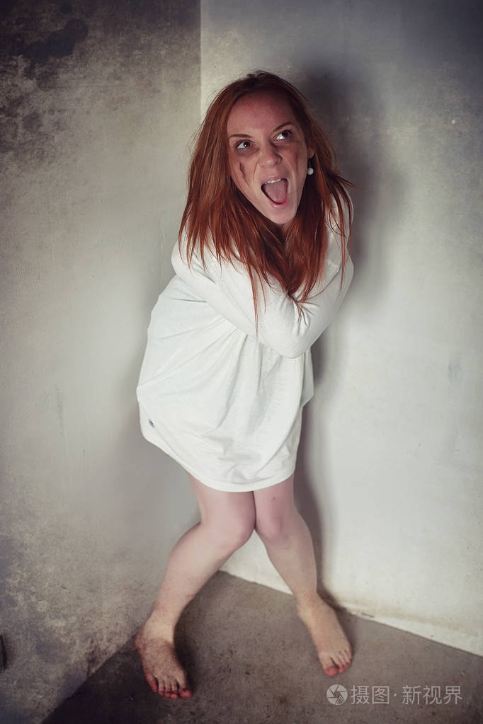 绑在地板上的年轻女孩.被绑架的女孩受害者 o