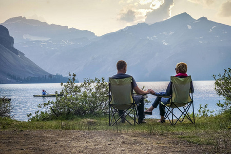 加拿大艾伯塔省的蝴蝶结湖放松的年轻夫妇