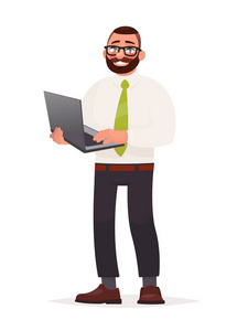 程序员.一个戴眼镜的大胡子男子手里拿着一台手提电脑。软件开发人员