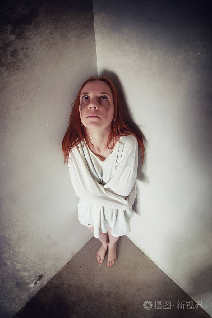 绑在地板上的年轻女孩.被绑架的女孩受害者 o