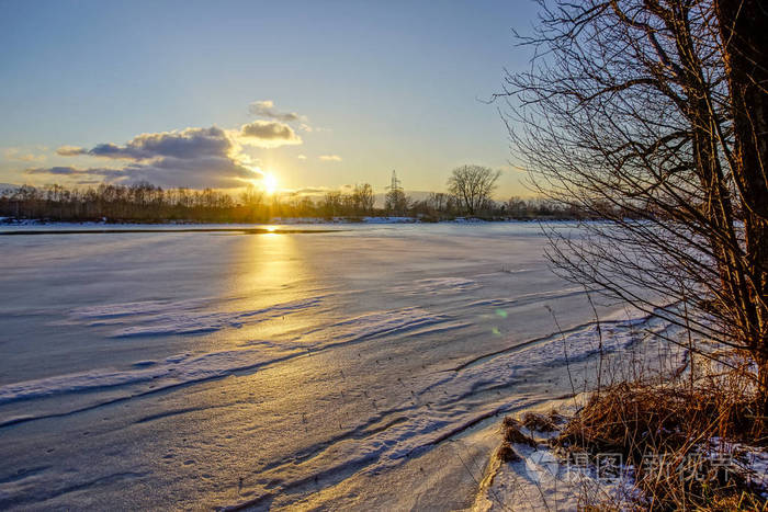 五彩缤纷的冬日日落光线透过树木而来